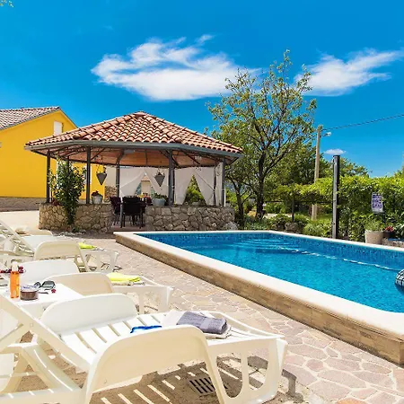 Vakantiehuis Herrliche Mit Privatpool, Garage, Spielplatz, Gasgrill, Steingrill, Wifi