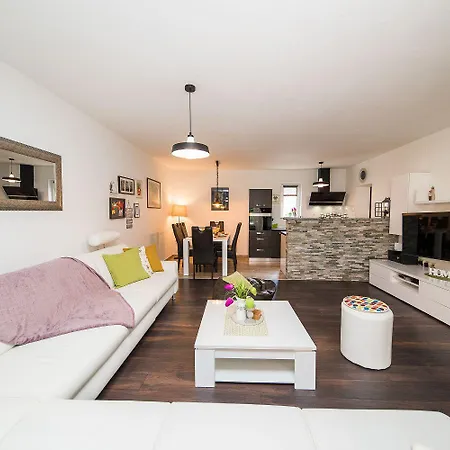 Vakantiehuis Herrliche Mit Privatpool, Garage, Spielplatz, Gasgrill, Steingrill, Wifi