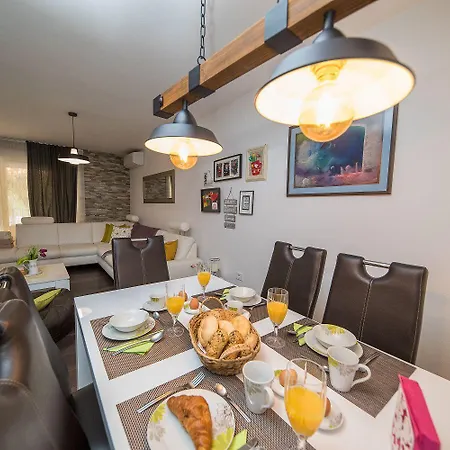 Herrliche Mit Privatpool, Garage, Spielplatz, Gasgrill, Steingrill, Wifi