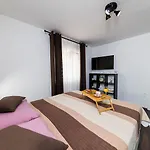Herrliche Mit Privatpool, Garage, Spielplatz, Gasgrill, Steingrill, Wifi Prázdninový dům *
