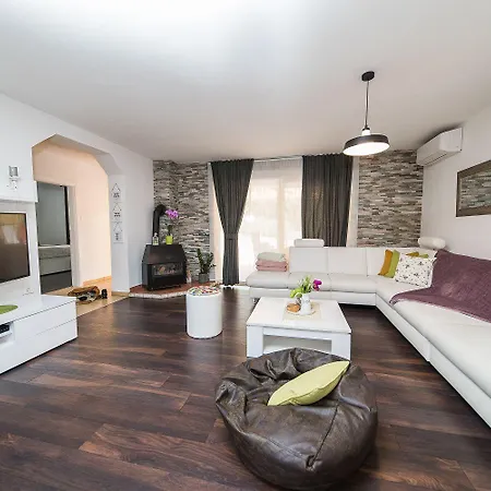 Holiday home Herrliche Mit Privatpool, Garage, Spielplatz, Gasgrill, Steingrill, Wifi *
